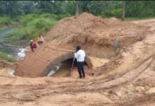 पुलिया निर्माण कार्य में बरती जा रही अनियमितता, जिम्मेदार मौन