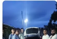 क्षतिग्रस्त कार से जप्त की गई 1लाख14 हजार रुपये की देसी विदेशी शराब का जखीरा