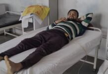 विद्युत ट्रांसफार्मर में सुधार कार्य कर रहे एक कर्मचारी करंट लगने से नीचे गिरा