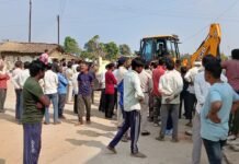 गुडरू में 07 अतिक्रमणकारियों पर चला बुलडोजर, पंचायत भूमि को कराया गया अतिक्रमण मुक्त, पंचायत ने रिक्त भूमि पर काम्पलेक्स बनाने का दिलाया भरोसा