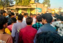 सड़क हादसे में मोटरसाइकिल सवार महिला मंजू चौधरी गंभीर