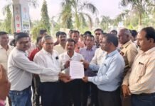 जिला पंचायत सीईओ के खिलाफ अधिकारियों कर्मचारियों ने खोला मोर्चा