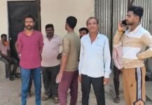 बेटे और पत्नी को मारपीट करने के बाद एक व्यक्ति ने फांसी लगाकर की आत्महत्या