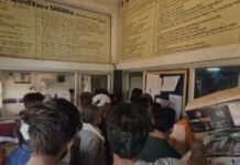 काम छोडक़र कतारों में खड़े लोग, गैस एजेंसी से जनता में भारी नाराजगी