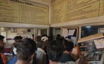 काम छोडक़र कतारों में खड़े लोग, गैस एजेंसी से जनता में भारी नाराजगी