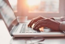 लैपटॉप को चार्जिंग पर लगाकर कभी न करें ये 5 काम, 90% लोग हर दिन करते हैं ये बड़ी गलती