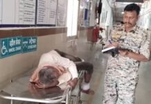 मोटरसाइकिल की ठोकर से एक युवक और उसका बड़े पिता व घायल