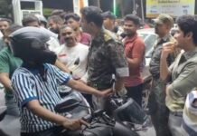 अफवाह से पेट्रोल पंपों पर उमड़ी भीड़, प्रशासन ने संभाली स्थिति,कलेक्टर-एसपी ने बताया पर्याप्त स्टॉक, बावजूद इसके दूसरे दिन भी नहीं थमी भीड़