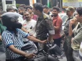अफवाह से पेट्रोल पंपों पर उमड़ी भीड़, प्रशासन ने संभाली स्थिति,कलेक्टर-एसपी ने बताया पर्याप्त स्टॉक, बावजूद इसके दूसरे दिन भी नहीं थमी भीड़