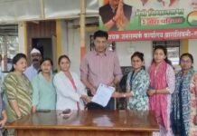 कम्यूनिटी हेल्थ ऑफिसरो ने अपनी मांगों को लेकर विधायक पटेल को सौंपा ज्ञापन