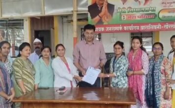 कम्यूनिटी हेल्थ ऑफिसरो ने अपनी मांगों को लेकर विधायक पटेल को सौंपा ज्ञापन