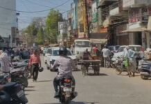 बाजार में अव्यवस्थाएं, लोग हो रहे परेशानदुकानदारों ने दोनों तरफ आधी सड़क पर किया कब्जा,