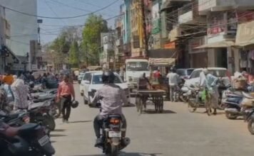 बाजार में अव्यवस्थाएं, लोग हो रहे परेशानदुकानदारों ने दोनों तरफ आधी सड़क पर किया कब्जा,