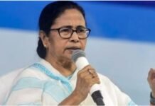 चुनाव आयोग के विरोध में उतरी ममता बनर्जी; शुरू किया प्रदर्शन; EC ने बंगाल के अधिकारियों पर की थी कार्रवाई