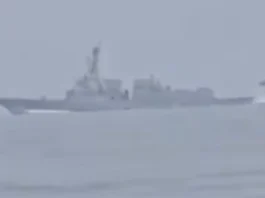 ईरान ने होर्मुज में अमेरिका को दी कड़ी चेतावनी, अमेरिकी नौसेना के युद्धपोतों को रास्ता बदलकर वापस लौटना पड़ा