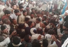 खंडवा मंडी में किसानों का फूटा गुस्सा: गेहूं के कम दाम मिलने पर रोकी नीलामी, अधिकारियों का घेराव