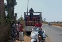लालबर्रा में गहराया रसोई गैस का संकटखाली सिलेंडर लेकर भटक रहे उपभोक्ता, व्यवस्था ठप