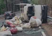 समनापुर के पास कबाड़ से भरा ट्रक रेलिंग से टकराकर पलटा