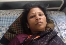 शराबी व्यक्ति ने अपनी पत्नी के चरित्र पर शक करते हुए उसे लाठी से की मारपीट