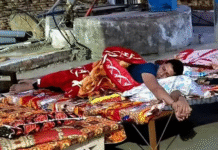 गांव का दौरा करने गए थे कलेक्टर खटिया में ही पूरी रात सोते रहे, साथ थे कई अधिकारी, सुबह ग्रामीणों ने देखा तो होने लगी तारीफ