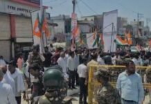 ब्रिज पर घंटों चला हाई वोल्टेज ड्रामा, भारी पुलिस बल की मौजूदगी में दोनों पक्षों ने अलग अलग किया पूजन