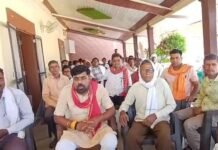 जनपद उपाध्यक्ष और सैकड़ों किसानों ने थाना प्रभारी को सौंपा ज्ञापन