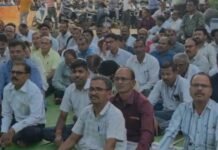 शिक्षकों ने आक्रोश रैली कर मुख्यमंत्री के नाम विधायक को सौंपा ज्ञापन