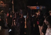 शराब दुकान के विरोध में महिलाओं का पहरा, इस आशंका में रात में लाठी लेकर निगरानी कर रही महिलाएं