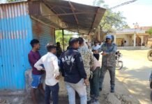 एम्बुलेंस में पहुंची पुलिस, भमोड़ी घाट पर अवैध रेत खनन पर दबिश,