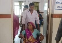 फिर सामने आई जिला अस्पताल की लचर व्यवस्था मरीज के परिजनो को खीचना पर रहा स्ट्रेचर
