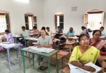 सर, मेरे पिता का निधन हो गया है, प्लीज मुझे अच्छे नम्बरो से पास कर दो!