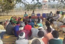 बरगद के पेड़ के नीचे लग रही पंचायत, जर्जर भवन बना खतरा,