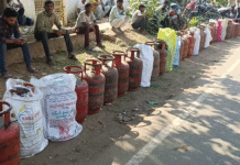 स्टॉक पर्याप्त, फिर भी गैस के लिए भटक रहे उपभोक्ताकोतवाली परिसर में वितरण के बावजूद लंबी कतारें, व्यवस्था सुधार की मांग