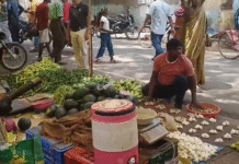 लाखो रु टैक्स वसूलने के बाद भी अब तक नही किए गए पेयजल के इंतेजाम, केन खरीदकर विक्रेता बुझा रहे प्यास