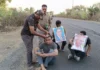 सीहोर में 30 करोड़ की सड़क उखड़ी, कांग्रेस नेता ने रोड पर बैठकर कराया मुंडन