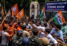 बिधाननगर स्ट्रॉन्ग रूम के बाहर BJP-TMC समर्थकों में झड़प, काउंटिंग से पहले बढ़ा तनाव