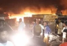 पुराने भोपाल में देर रात लगी भीषण आग; फलों के ठेले जलकर खाक, टायर फटने से गूंजे धमाके