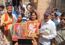 धार भोजशाला में उमड़ा आस्था का जनसैलाब, श्रद्धालुओं ने किया हनुमान-चालीसा पाठ, ‘धार्मिक फोटो’ अंदर ले जाने से रोका