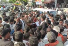 नीमच में ग्रामीणों ने सड़क पर शव रखकर 4 घंटे लगाया जाम, आक्रोशित भीड़ ने की कार्रवाई की मांग