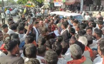 नीमच में ग्रामीणों ने सड़क पर शव रखकर 4 घंटे लगाया जाम, आक्रोशित भीड़ ने की कार्रवाई की मांग