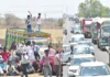 विदिशा में खरीदी केंद्र पर ताला देख भड़के किसान, NH-146 पर लगा 3 KM लंबा जाम; दोपहिया वाहनों को निकालने के लिए बुलाना पड़ा बुलडोजर