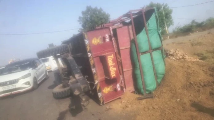 25_05_2026-khandwa_accident_mortakka_mp_2026525_11654_m