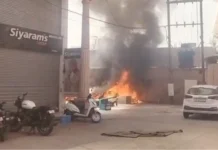 छतरपुर में चार्जिंग के दौरान ई-स्कूटी की बैटरी फटने से 8 गाड़ियां जलकर खाक