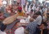 श्योपुर में जनसुनवाई में जहर खाकर बुजुर्ग की मौत पर बवाल, शव रखकर हो रहा धरना, बोले- तहसीलदार पर हत्या का मामला हो दर्ज