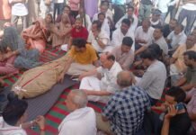श्योपुर में जनसुनवाई में जहर खाकर बुजुर्ग की मौत पर बवाल, शव रखकर हो रहा धरना, बोले- तहसीलदार पर हत्या का मामला हो दर्ज