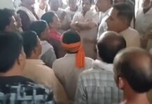 युवती के चरित्र पर अभद्र टिप्पणी को लेकर पांढरवानी सरपंच के खिलाफ फूटा आक्रोशसकल हिंदू समाज ने थाना घेरा, घंटों चली गहमागहमी के बाद सरपंच अनीस खान पर मामला दर्ज