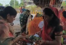 पति की दीर्घायु के लिए सुहागिन महिलाओं ने की वट वृक्ष की पूजा