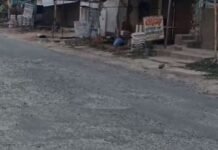 बस स्टैंड से मजार तक सडक़ बदहाल, राहगीर परेशान, जिम्मेदार मौन