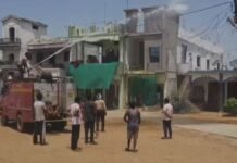 भीषण गर्मी का कहर, हैदराबाद मोहल्ले में विद्युत पोल के बॉक्स में भडक़ी आग मची अफरा तफरी