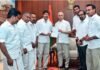 राज्यपाल से नहीं आया विजय को बुलाया, भड़की TVK, कार्यकर्ताओं ने किया लोकसभा भवन के बाहर प्रदर्शन